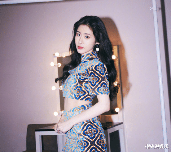 华晨宇张碧晨晒照引争议!女方晒生日礼物,贺卡落款疑曝光恋情