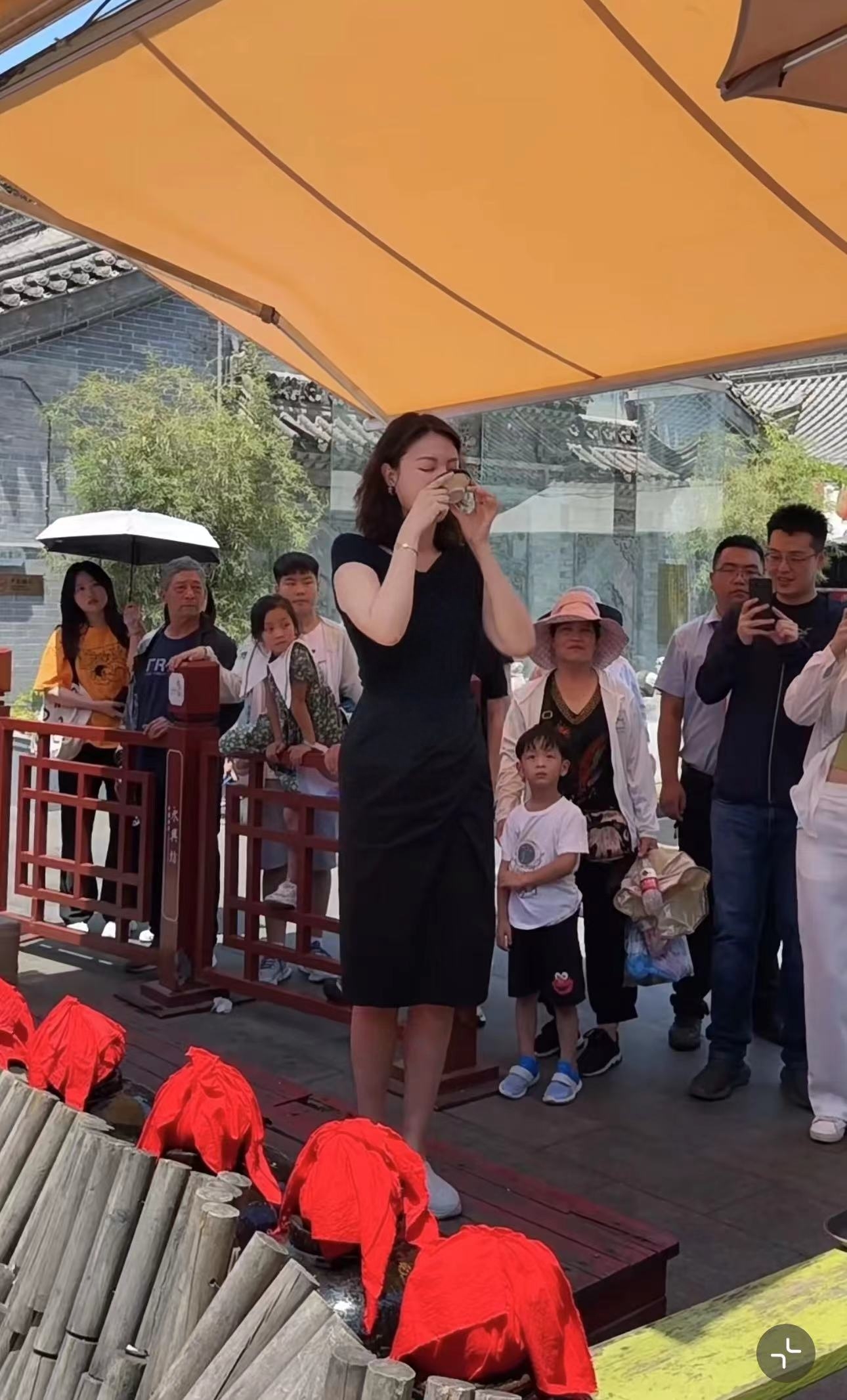 央视刘芳菲逛厦门菜场，大汗淋漓腋下湿一片，无所畏惧仍丰腴迷人