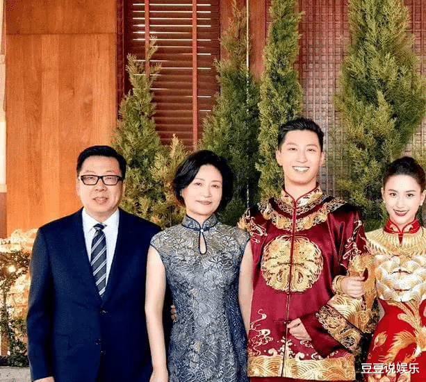 窦骁|窦骁妈妈不争不抢却靠气质赢了三太! 穿旗袍大合影, 闺秀脸美出圈