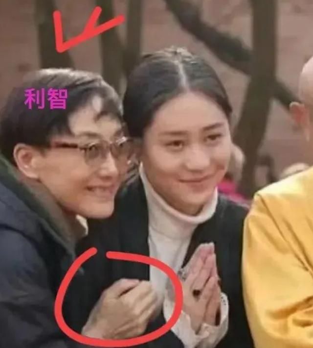 李连杰晒妻子近照，62岁利智衰老似奶奶，63岁黄秋燕美艳动人