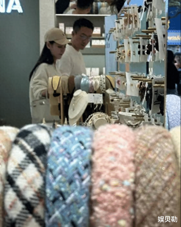 汪小菲陪女儿购物,女友与玥儿的关系亲密,没有跨年时的生疏感