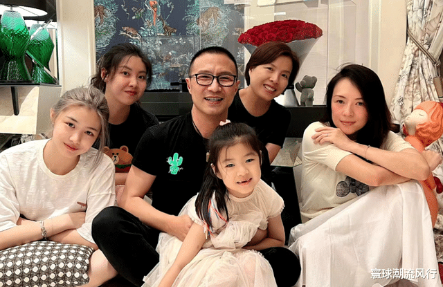 汪峰前前妻开直播庆祝章子怡离婚！穿休闲装在线化妆，明星脸超美