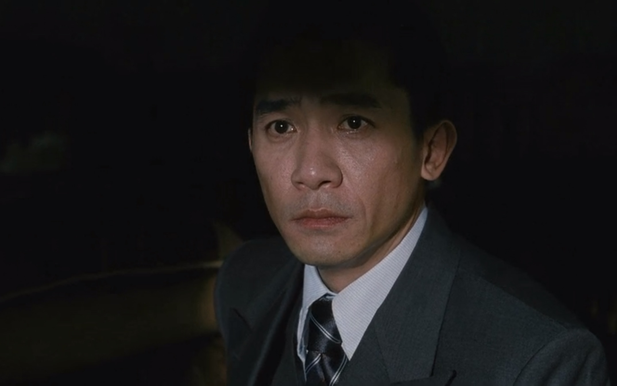 梁朝伟社恐真相：国外颁奖风趣搞怪善谈，国内却拘谨局促表情匮乏