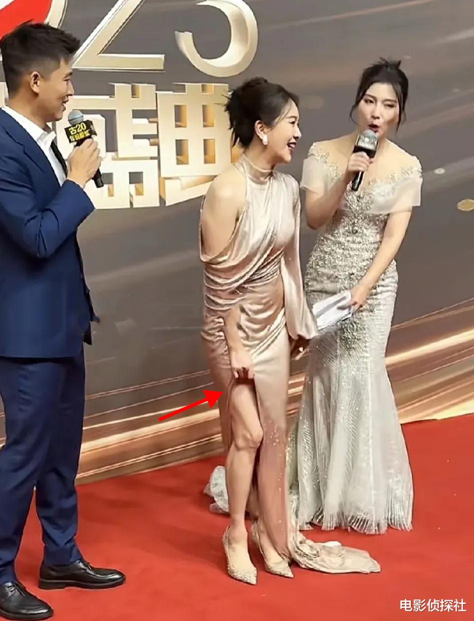 46岁左小青惹争议!穿开叉礼服显肚大,边走边弯腰拽裙子防走光