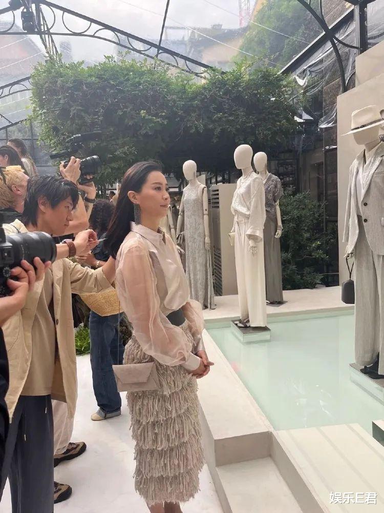 陈法拉亮相米兰时装周,身材纤瘦少女味浓,自称想念香港鱼蛋粉