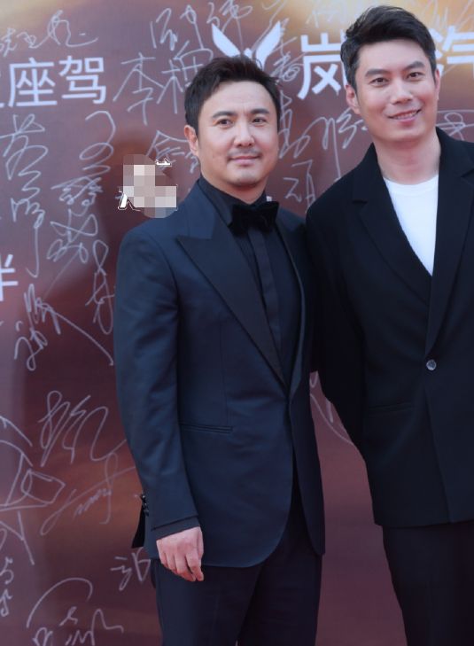 章子怡|华表奖红毯:章子怡礼服配球鞋,沈腾憔悴苏有朋变年轻,柳岩稳赢