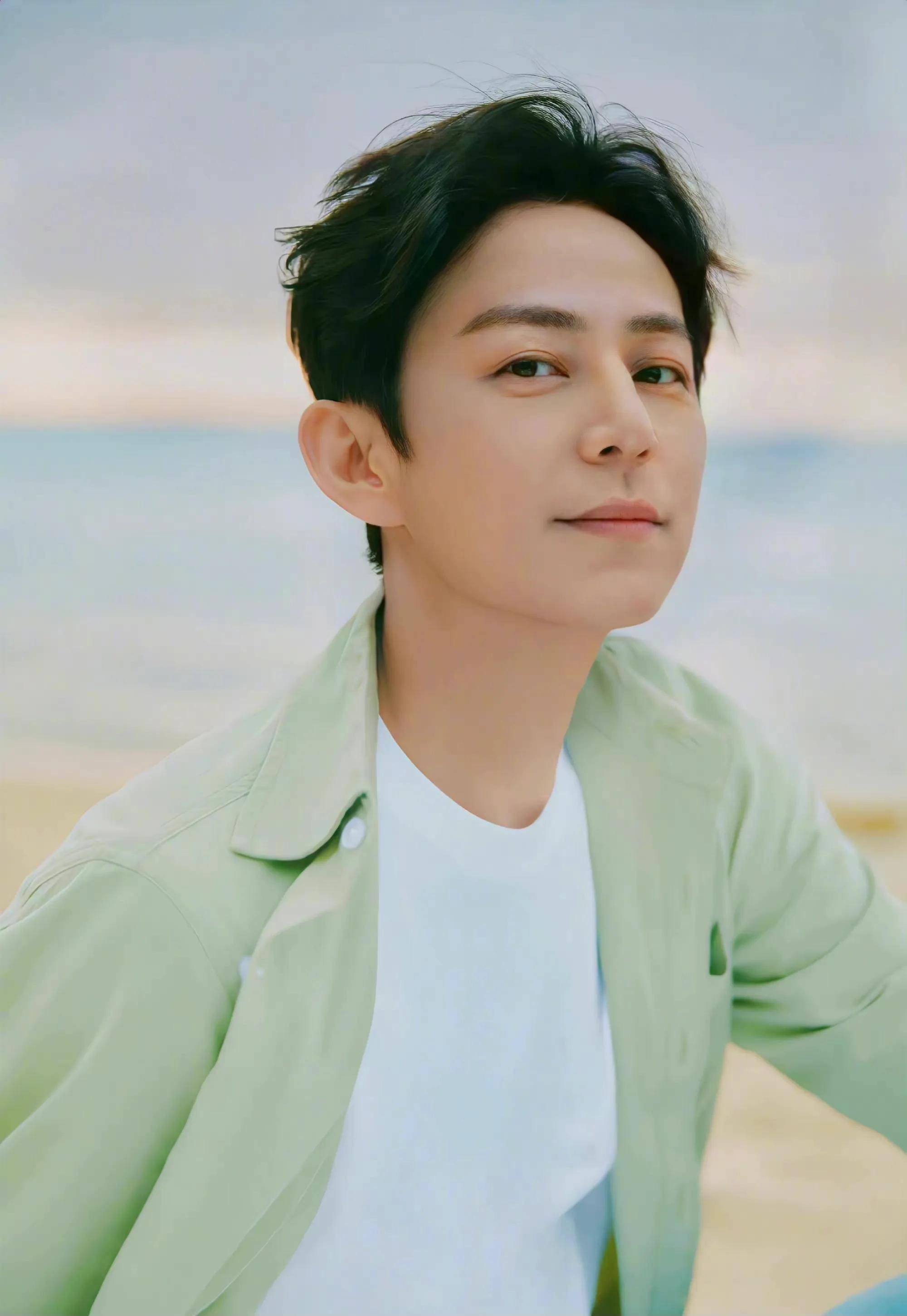 何炅综艺脖子出现一大片疤痕,被质疑是手术伤疤,引发健康猜测