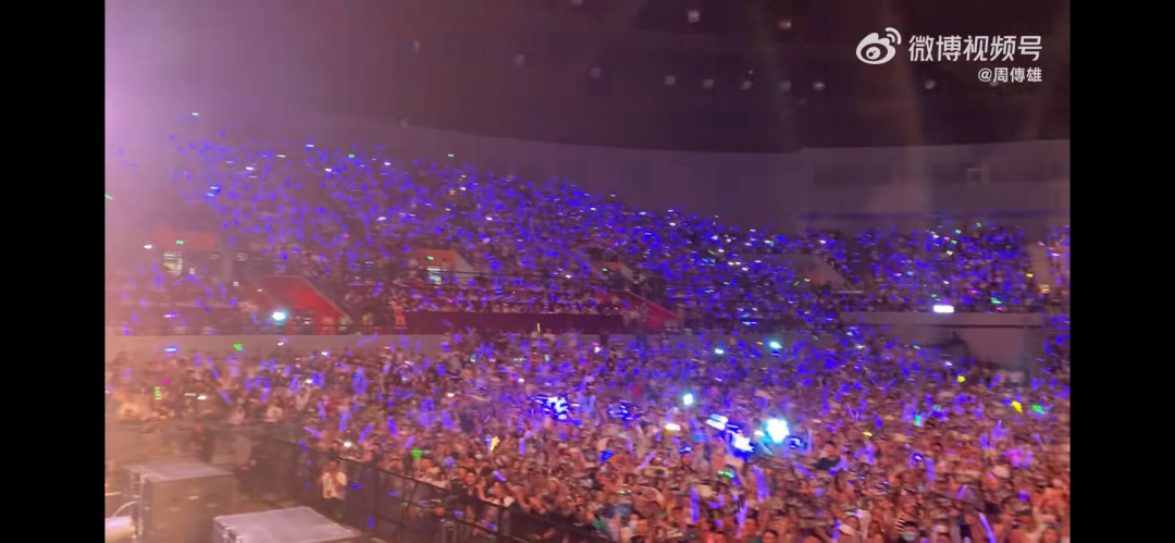 梁洛施|抱歉，真没必要逼周传雄卖惨