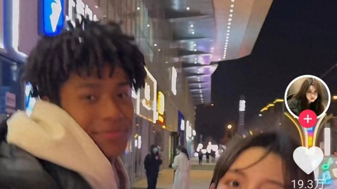 网红艾比疑公开恋情，2年前完成变性手术，男方是中非混血运动员