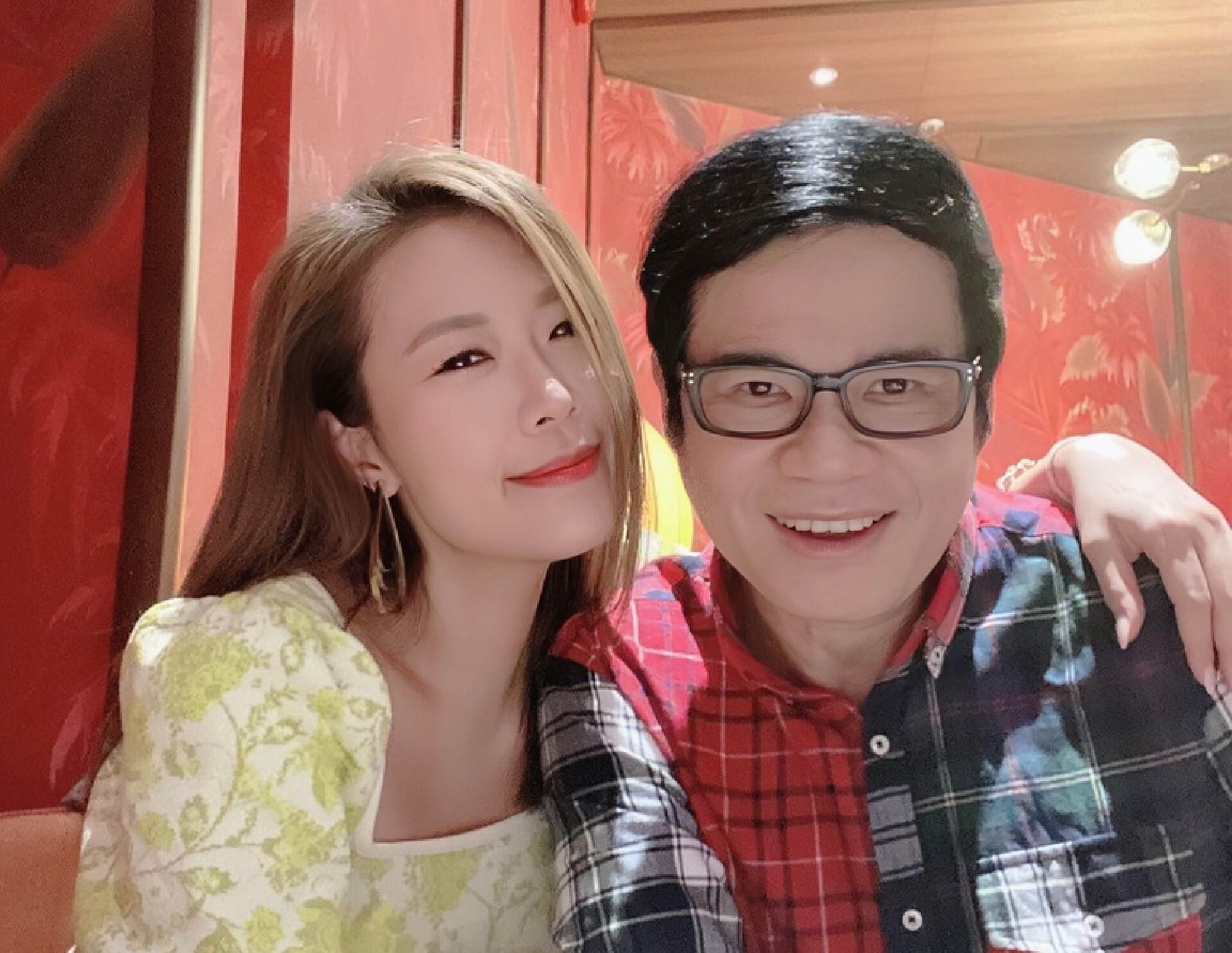 恭喜!TVB知名老戏骨默认新恋情,初恋患脑膜炎离世后单身多年