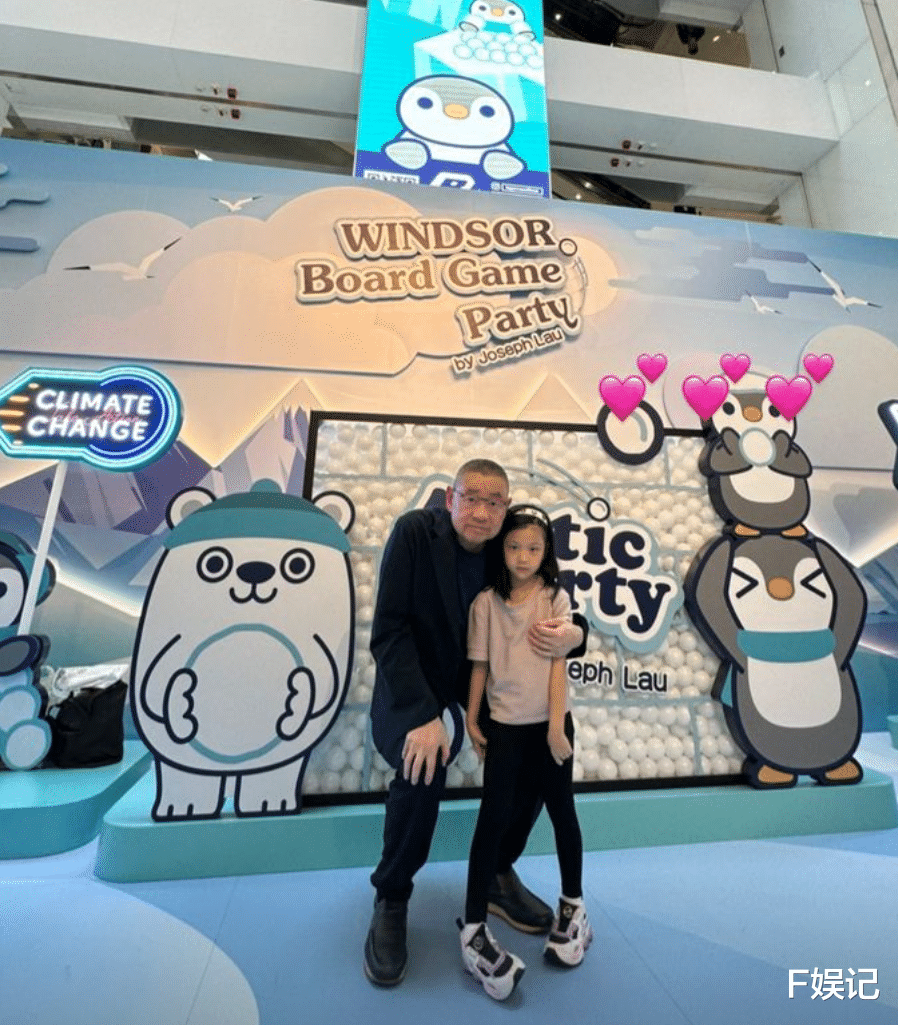 甘比儿子当老板获大刘一家捧场 吕丽君女儿则晒个人旅游照吸引关注