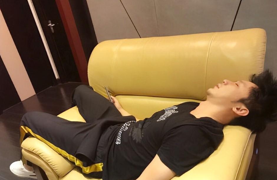 冯小刚怒骂李晨“滚出娱乐圈”,李晨霸气回怼让冯小刚瞬间哑口无言