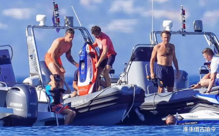 70岁布丽吉特潜水，身材像少女，46岁马克龙光着膀子握着她脚脖子