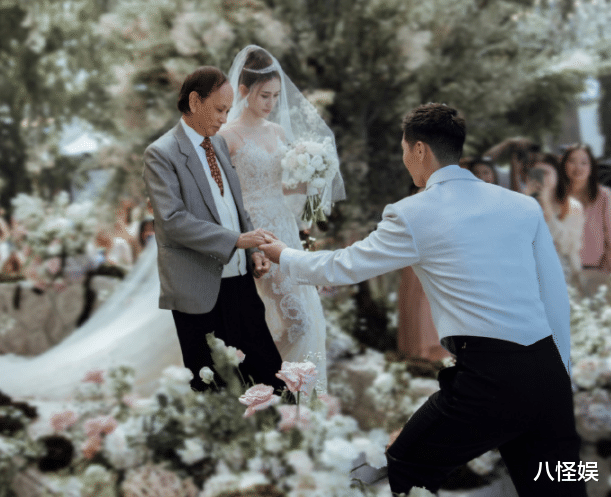 陈婉珍|窦骁礼服藏甜糖,绣超莲名字与爱心,还将大婚日期印鞋底浪漫爆表