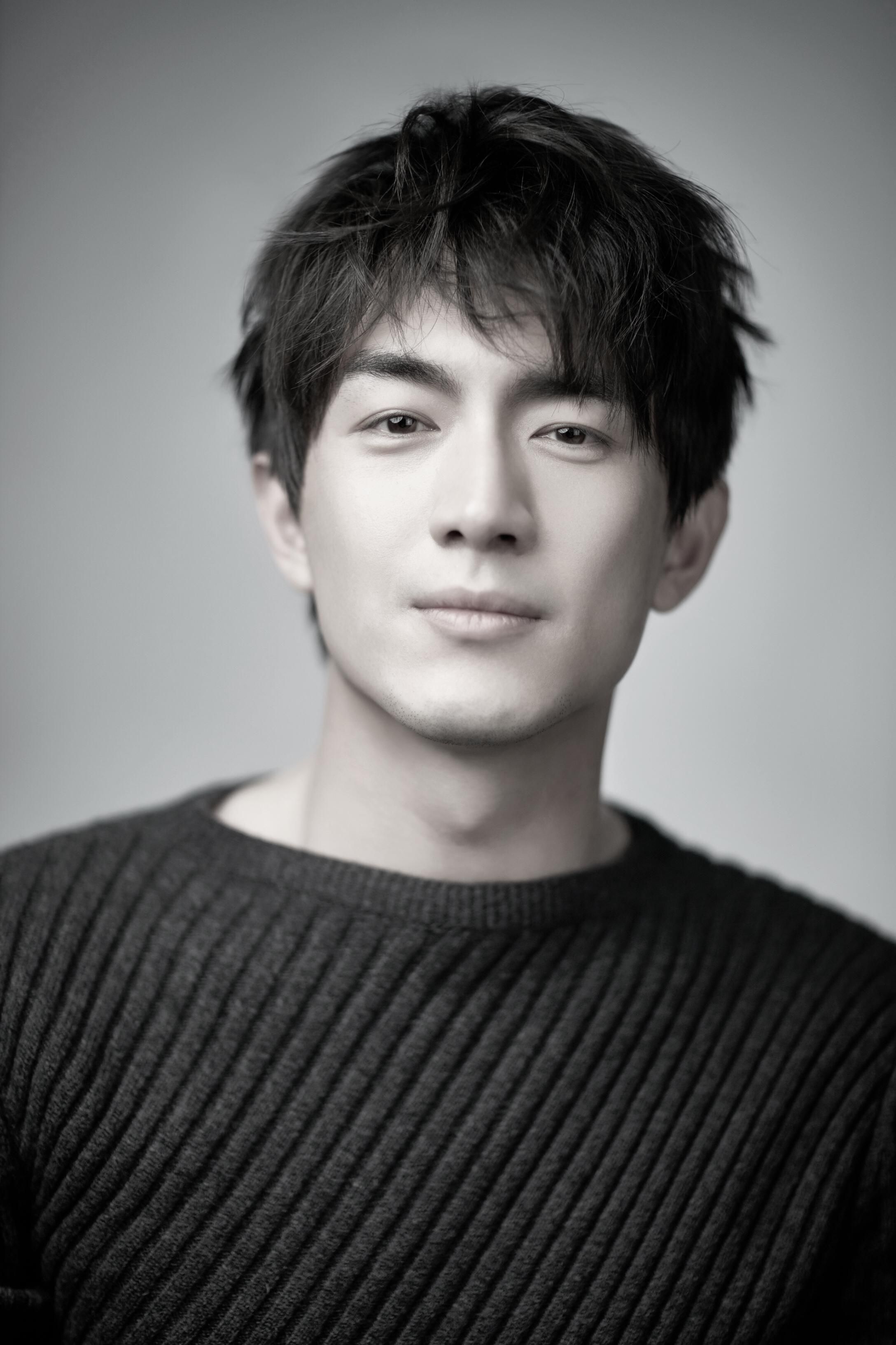 林更新拍戏被偶遇,引得一群大妈驻足围观,35岁演学生太勉强!