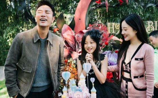 11岁甜馨圣诞大片曝光，五官长开大变样，满脸童真不走成熟风