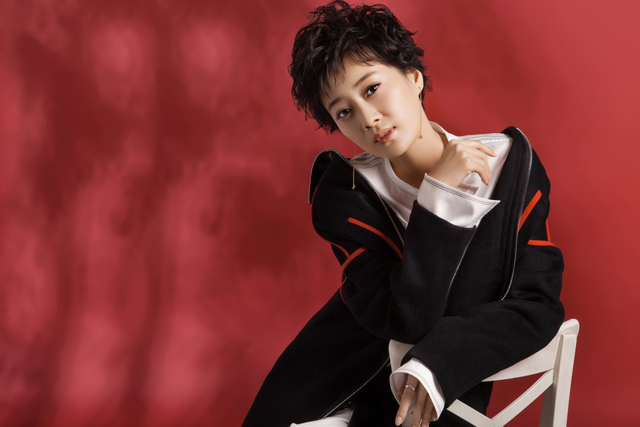 李小冉|她14岁上春晚，4次改名也没火，男友花9亿娶李小冉，她却默默成全