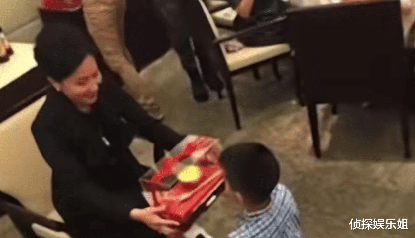 刘嘉玲晒与胡军儿子合照,感慨干儿子康康长太快:一晃眼一米八