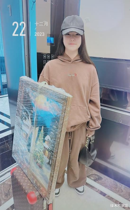 王诗龄穿6200元T恤别墅内画画，圣诞画作被学校选中，作品引争议