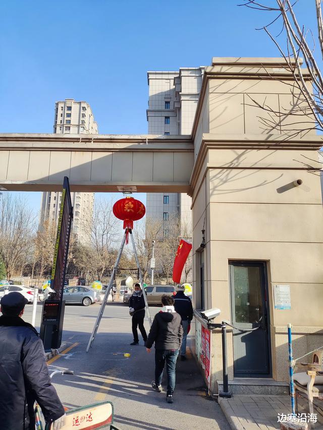 大天津的一些小区已经挂上红灯笼,准备欢度春节了