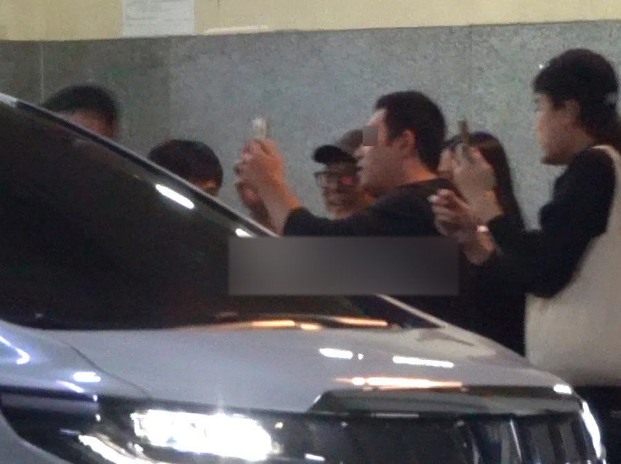 李连杰遭粉丝飙车追逐要签名,司机闯红灯甩开,向太派仨保镖护行