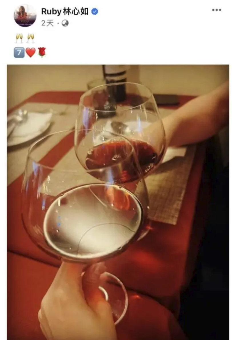 林心如夫妇带女儿日本旅游,小海豚在海边玩沙子,霍建华细心看护