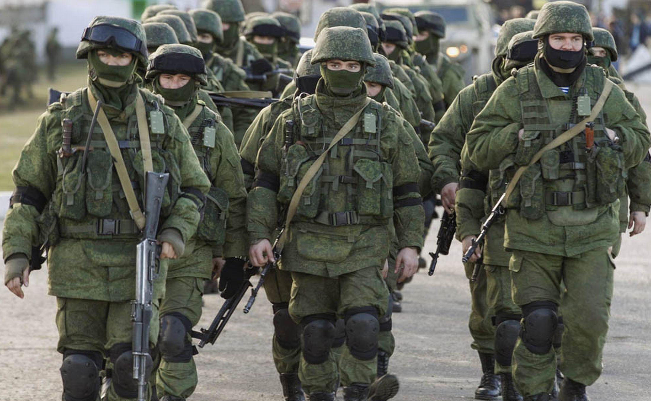 俄乌冲突出现新情况,北约两大信号试探俄罗斯红线,30万大军或直接压境