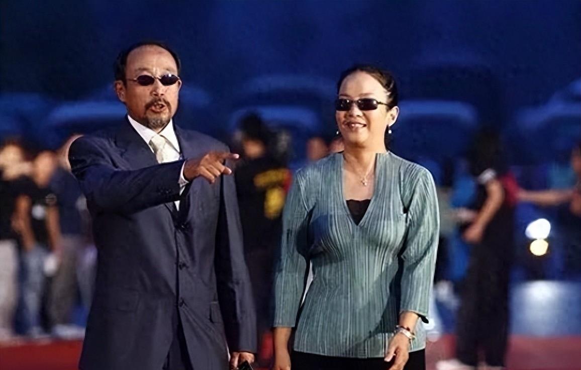 移居美国后暴露本性还是“神”迷心窍?吕丽萍夫妇在美国闹尽笑话