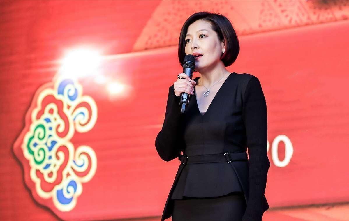 荷叶边 被李咏老婆哈文惊艳到了!荷叶边小衫烫卷发又甜又雅,哪像五十多