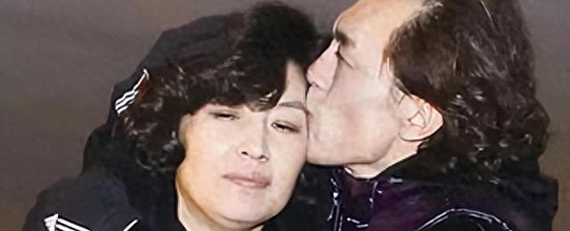 时隔5年李咏死因被揭开,妻子哈文道破真相,遗体为何不运回国