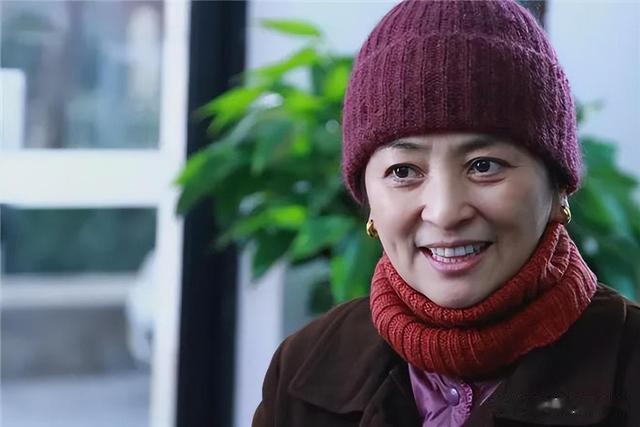 6位老牌明星晚年回归普通人生活,坐公交吃路边摊,回农村种地