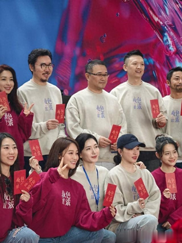 37岁江疏影和33岁蓝盈莹同框，一个米色卫衣一个红色卫衣谁更美