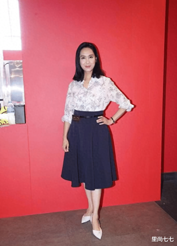 朱茵也发腮了，久违露面大变样，妇女主任打扮暴露粗腰肚子大