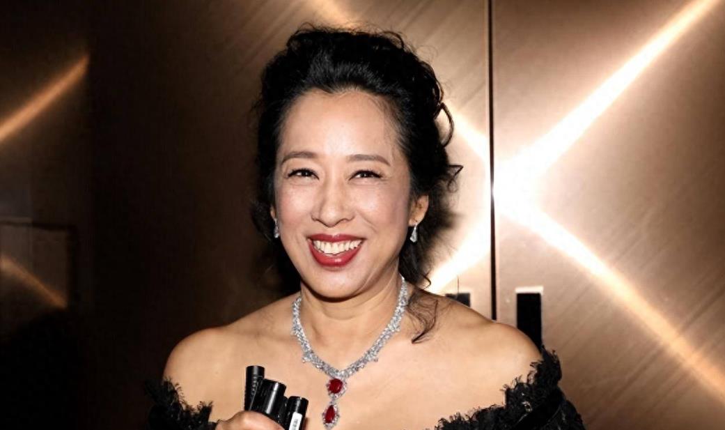 朱玲玲再次从豪门净身出户,网友赞叹:勇气可嘉,实在是厉害