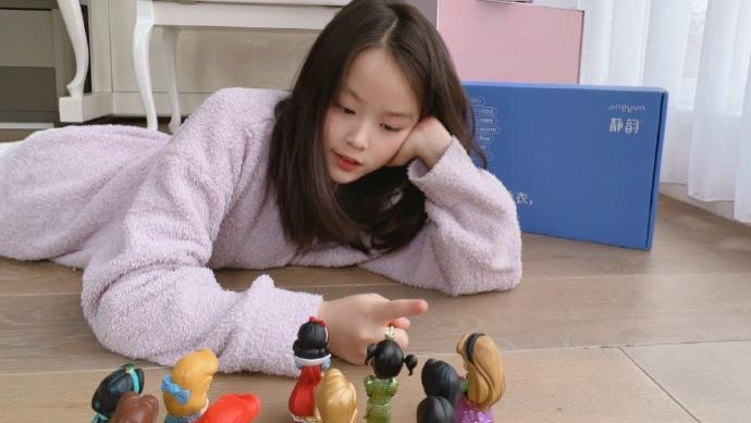 曹曦文|曹曦文晒母女温馨居家照，10岁欣欣美貌太像妈，失婚9年独自带娃