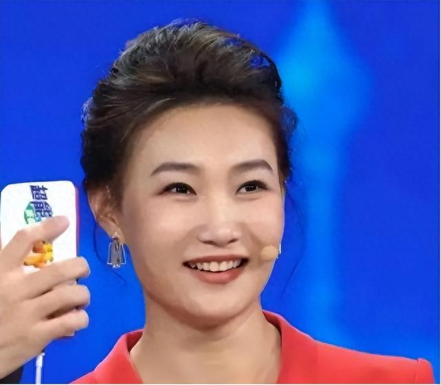 《新闻联播》现神颜，撞脸刘亦菲的90后主播，背景引网友猜测