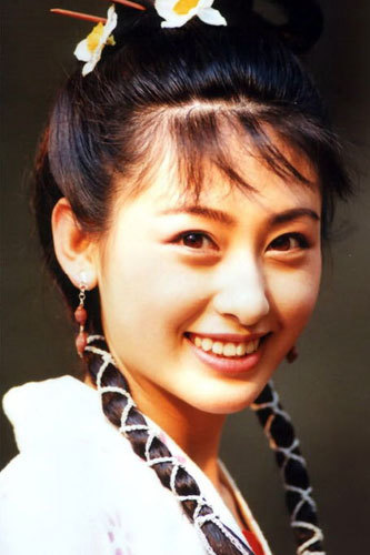 她是军艺校花，被张铁林玩到不能生育，最终嫁给香港知名演员