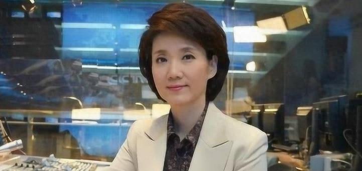 她是央视一姐，42岁改嫁给省委书记，如今无儿无女，丈夫官至副国