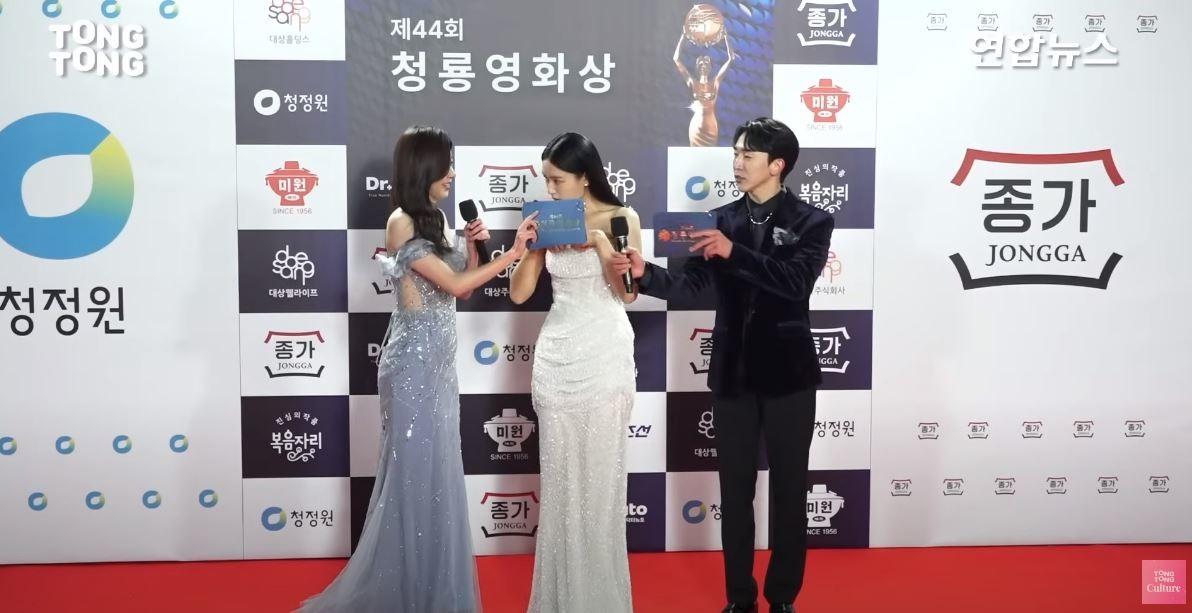 韩国女星红毯上裙子滑落，韩网友表示，1亿韩元的裙子质量也不行