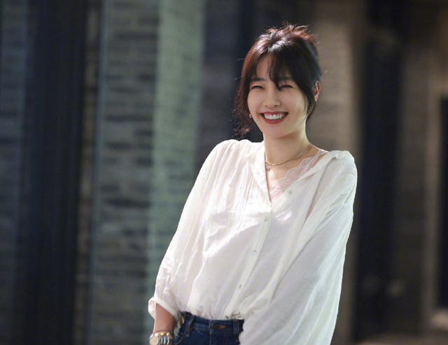 白百何的粉色蕾丝打底,将她的事业境遇,体现得淋漓尽致