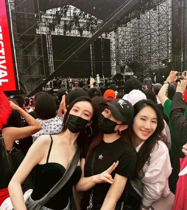 倪妮|抹胸小吊带，倪妮陈妍希逛音乐节，被批衣着暴露有伤风化