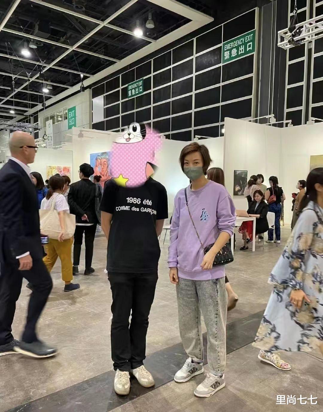 发型|张怡宁香港被偶遇，穿百元卫衣皱巴巴，发型依旧没变样太接地气