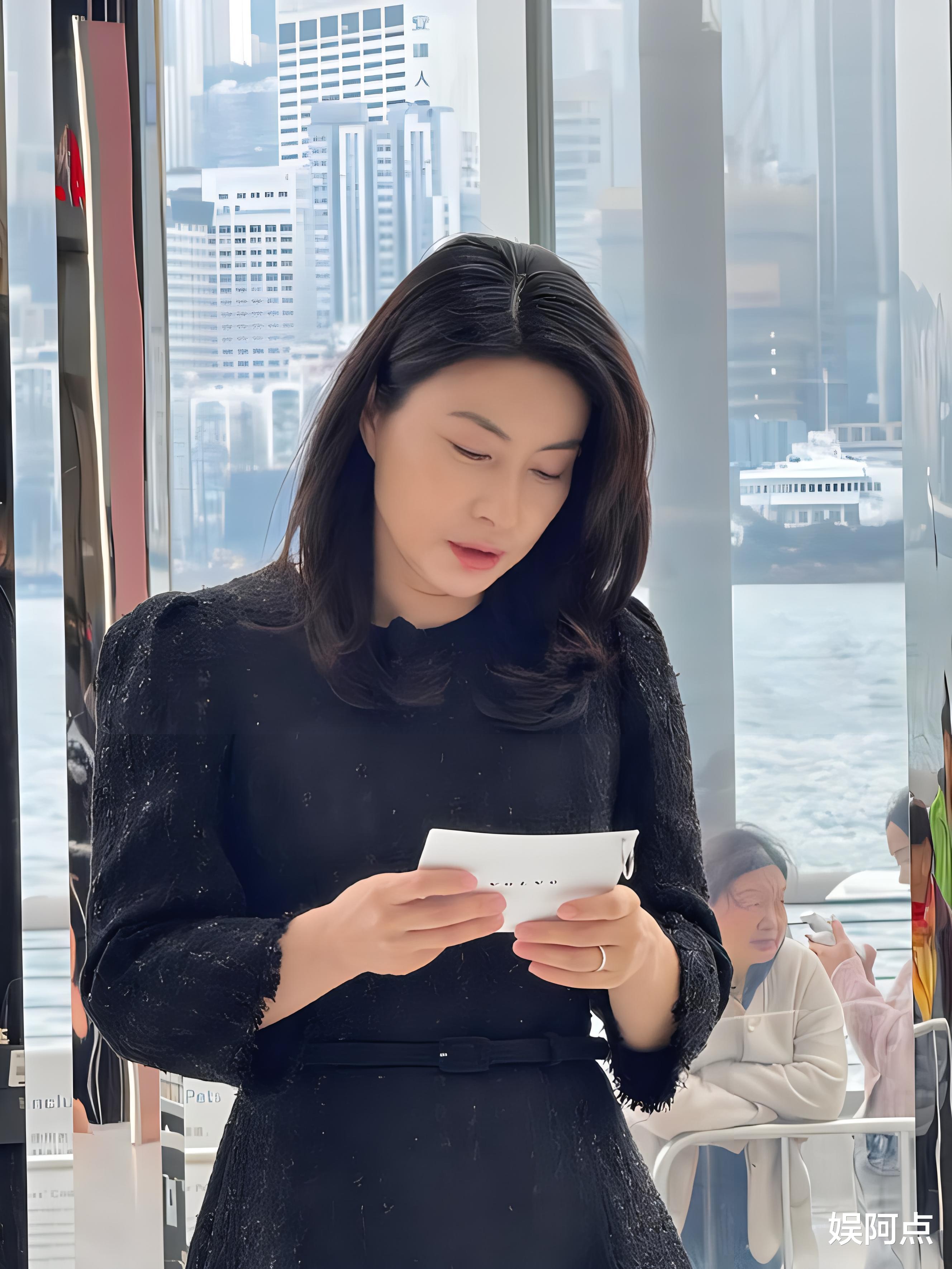 郭晶晶现身维多利亚港出席活动,打扮低调显气质,女明星们该学学