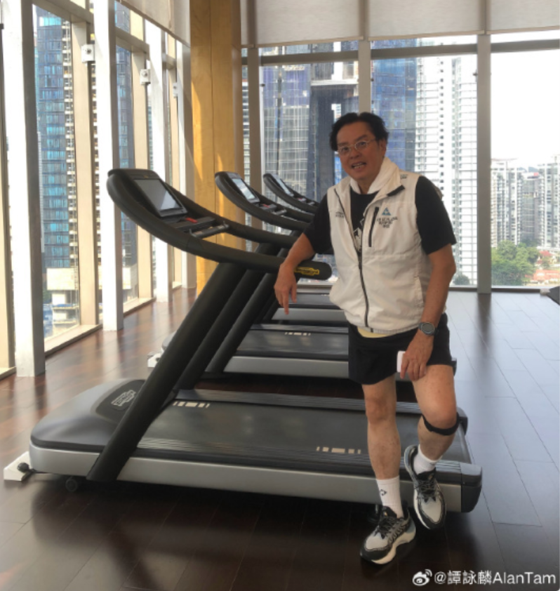 73岁谭咏麟跑步打卡，坚持运动，自嘲永远25岁