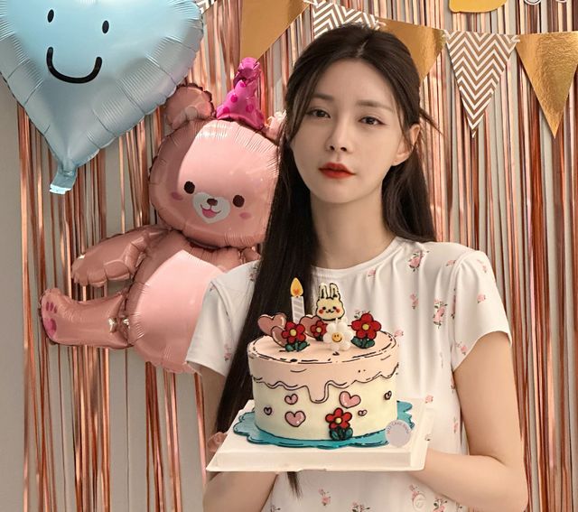 汪涵|沈梦辰豪宅庆生!抱枕6000多,汪涵胡子花白眼袋明显,不见杜海涛