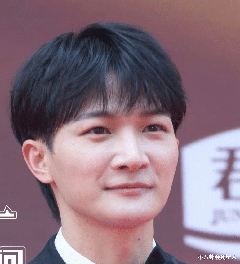华表奖|华表奖这一夜,脸肿,骨相差,身高造假,男星们在高清镜头下无所遁形