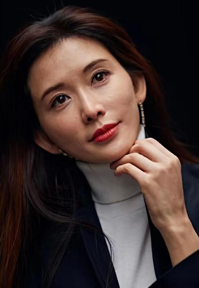 明星 女明星的怼脸生图，离开了灯光滤镜，连迪丽热巴也扛不住！