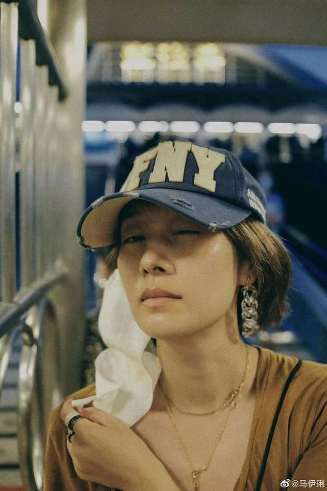 马伊琍|偶遇46岁马伊琍上海赶坐公交!素颜露面打扮低调,脸颊凹陷消瘦许多