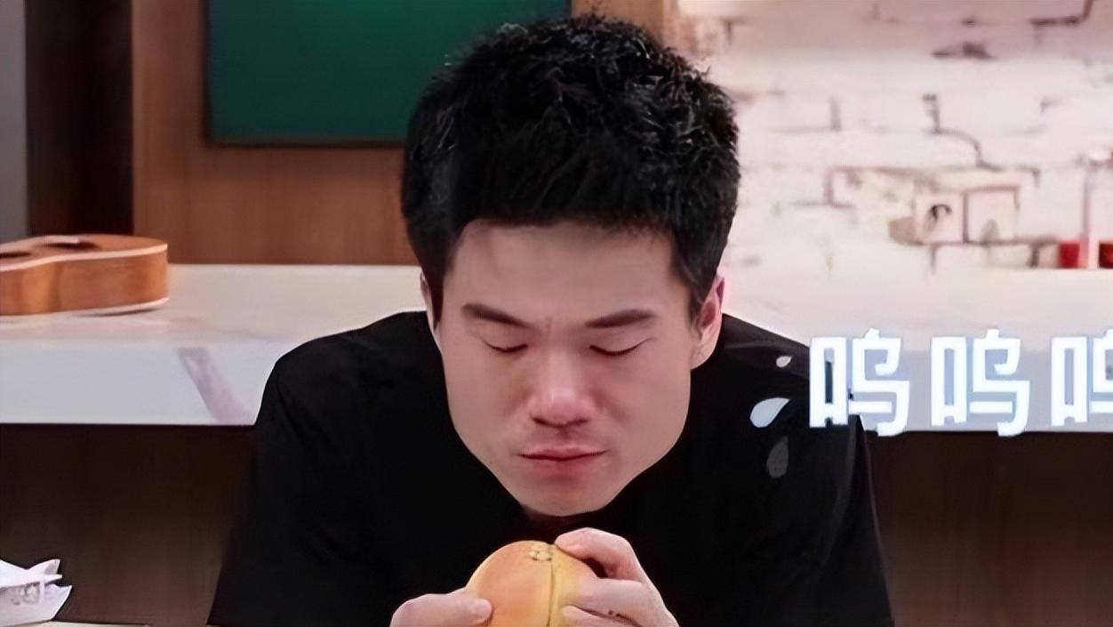 这次，直播界顶级大瓜，在董宇辉国庆回村忙婚礼被“嫌弃”上公布