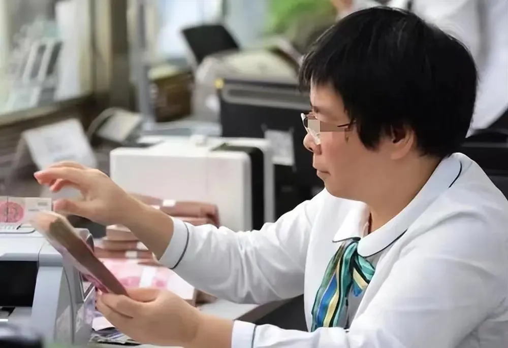 云南曲靖,一男子到银行要转账25000元,因银行工作人员失误,竟将25000元当成25万元转了出去